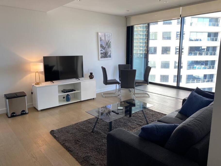 Stunning One Bedroom St Leonards Atc010806 * Sydney